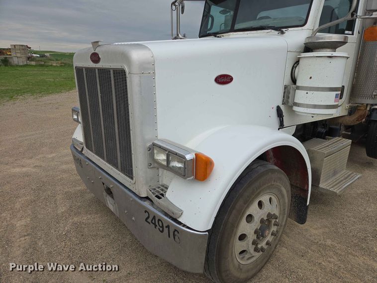 image for item ER1676 2006 Peterbilt 378 semi truck