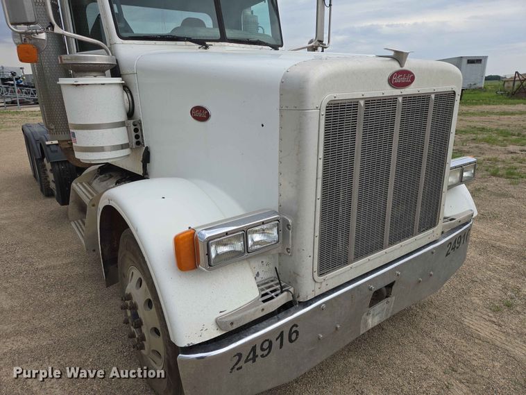 image for item ER1676 2006 Peterbilt 378 semi truck