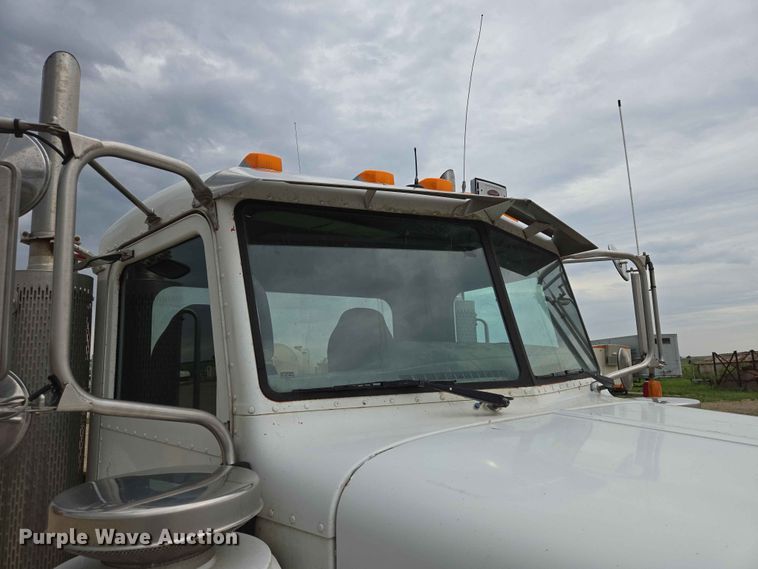 image for item ER1676 2006 Peterbilt 378 semi truck