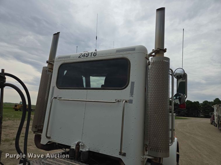 image for item ER1676 2006 Peterbilt 378 semi truck