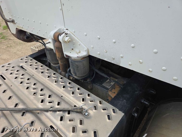 image for item ER1676 2006 Peterbilt 378 semi truck