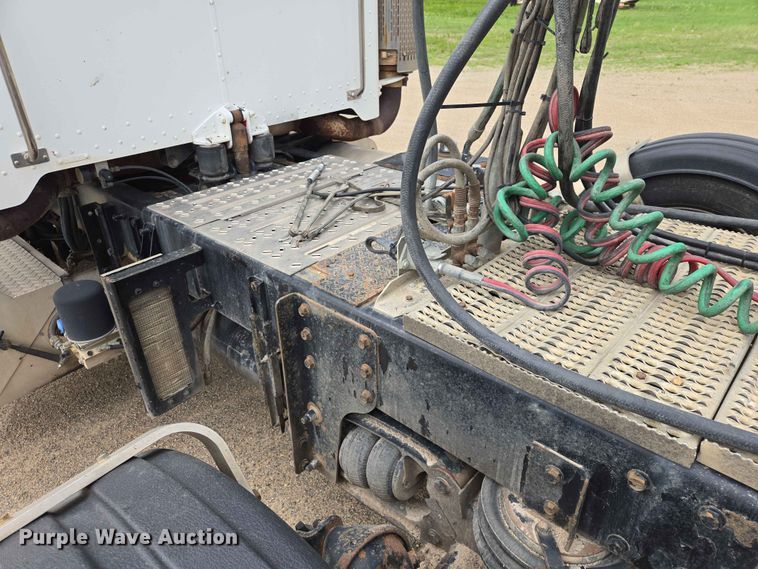 image for item ER1676 2006 Peterbilt 378 semi truck