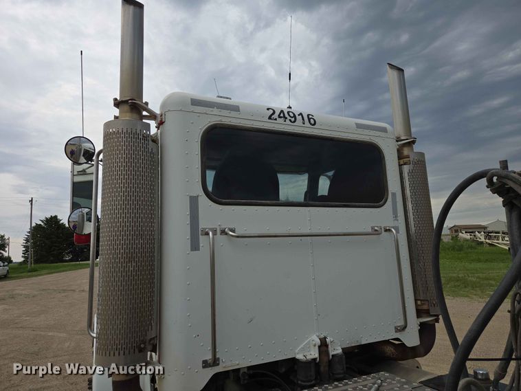image for item ER1676 2006 Peterbilt 378 semi truck
