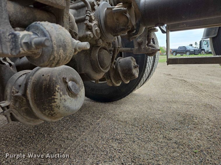 image for item ER1676 2006 Peterbilt 378 semi truck