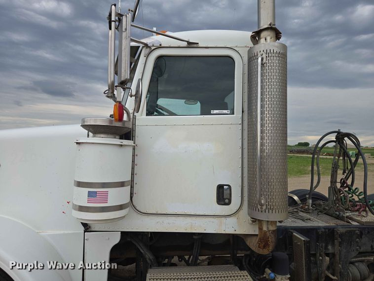 image for item ER1676 2006 Peterbilt 378 semi truck