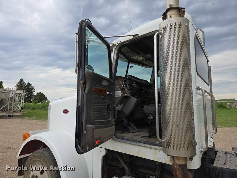 image for item ER1676 2006 Peterbilt 378 semi truck