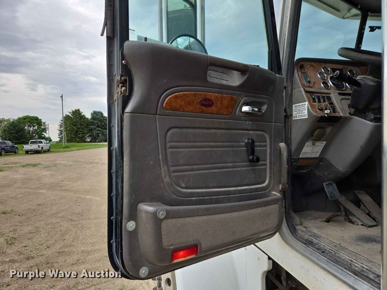 image for item ER1676 2006 Peterbilt 378 semi truck