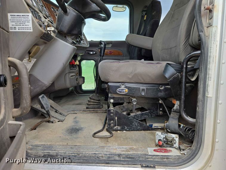 image for item ER1676 2006 Peterbilt 378 semi truck