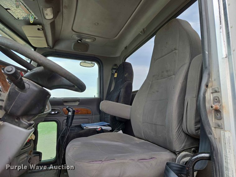 image for item ER1676 2006 Peterbilt 378 semi truck