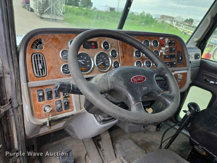 image for item ER1676 2006 Peterbilt 378 semi truck