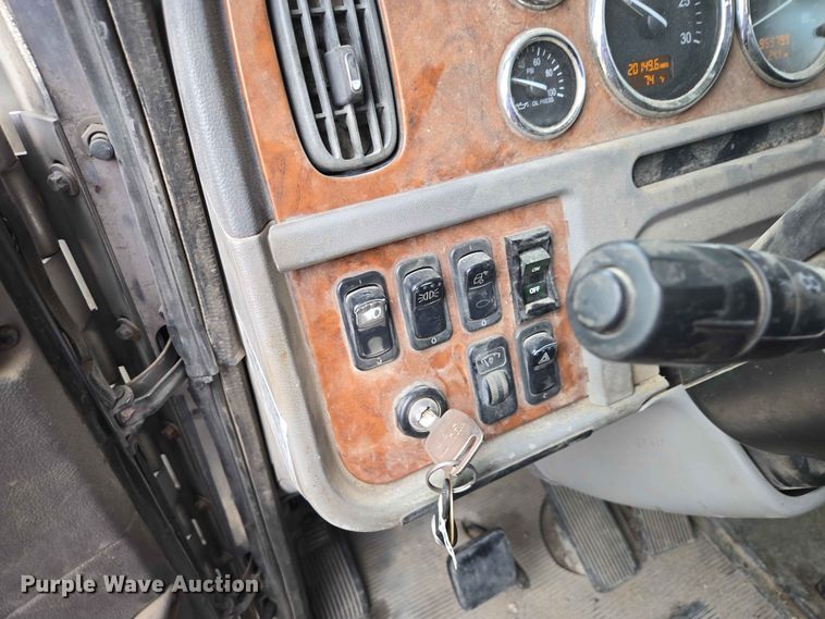 image for item ER1676 2006 Peterbilt 378 semi truck