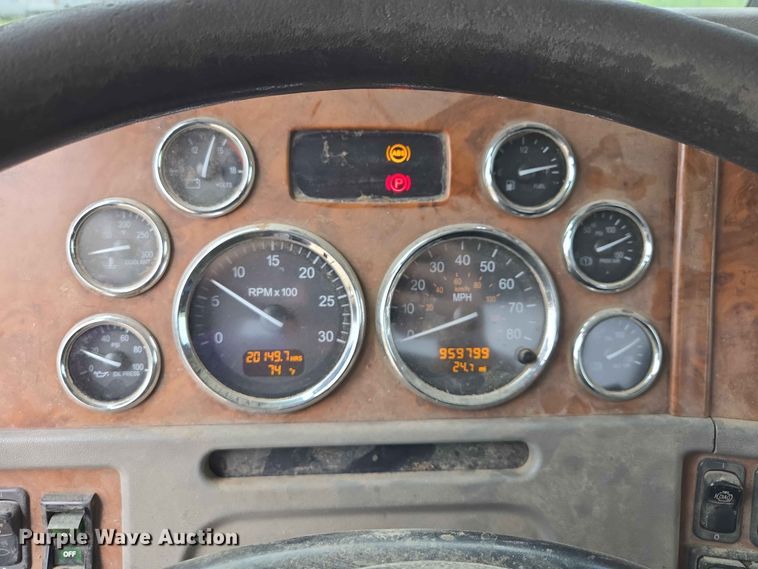 image for item ER1676 2006 Peterbilt 378 semi truck