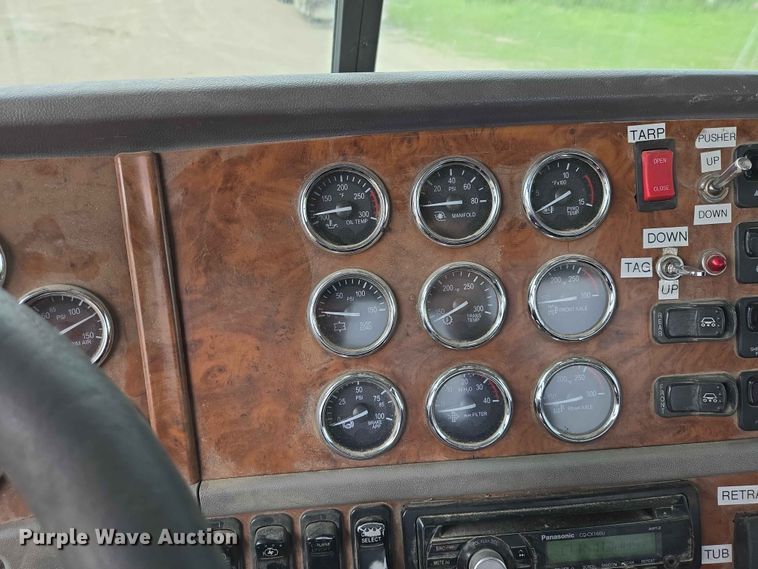 image for item ER1676 2006 Peterbilt 378 semi truck