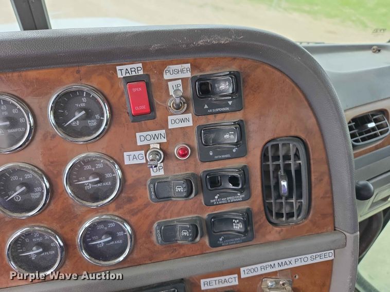 image for item ER1676 2006 Peterbilt 378 semi truck