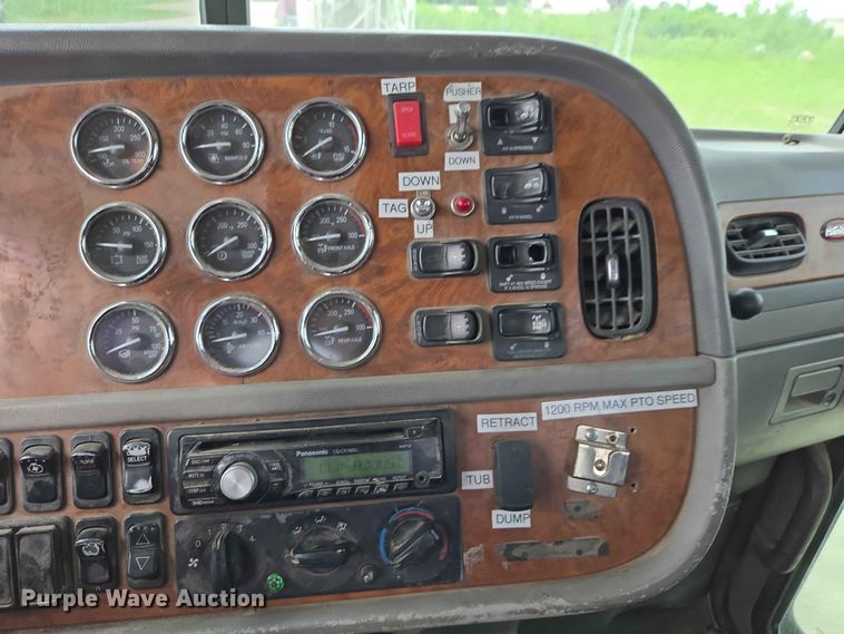 image for item ER1676 2006 Peterbilt 378 semi truck