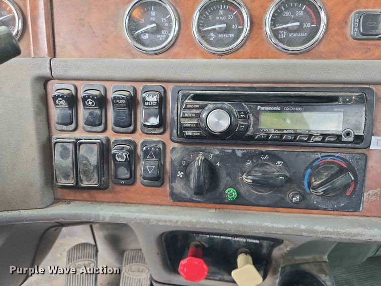 image for item ER1676 2006 Peterbilt 378 semi truck