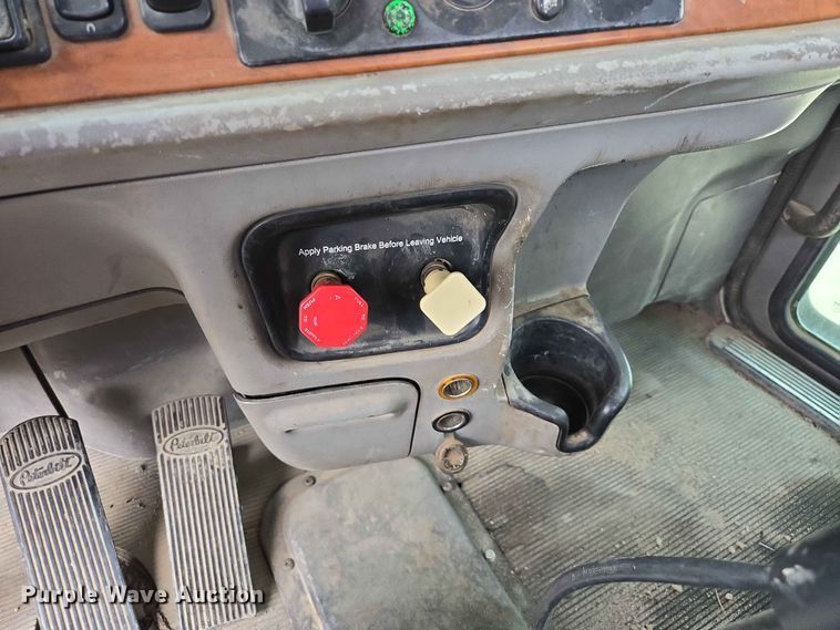 image for item ER1676 2006 Peterbilt 378 semi truck