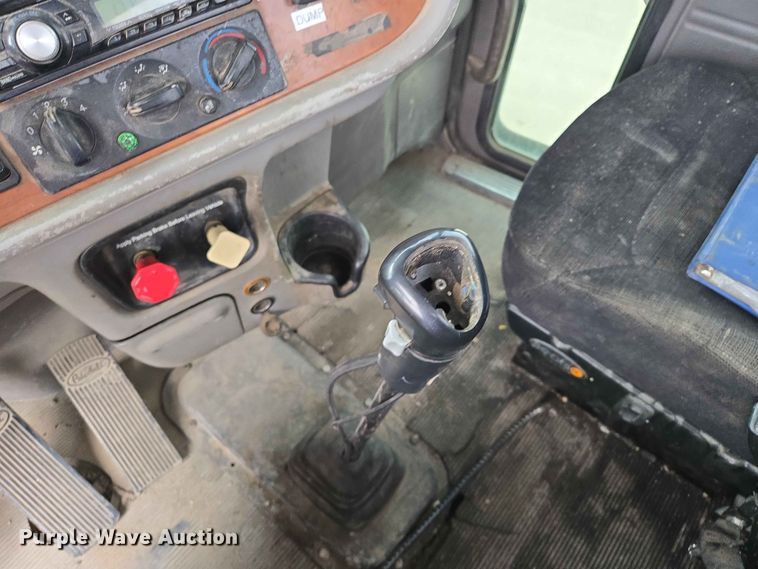 image for item ER1676 2006 Peterbilt 378 semi truck