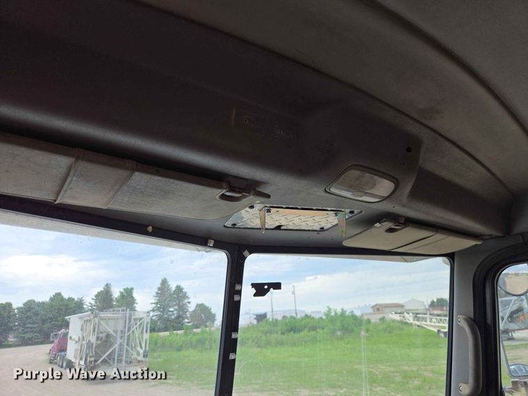 image for item ER1676 2006 Peterbilt 378 semi truck