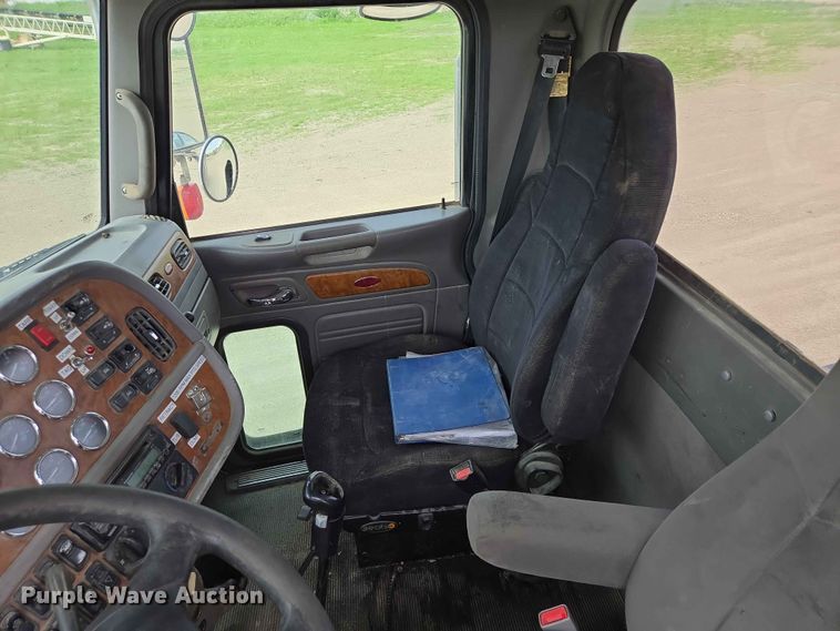 image for item ER1676 2006 Peterbilt 378 semi truck