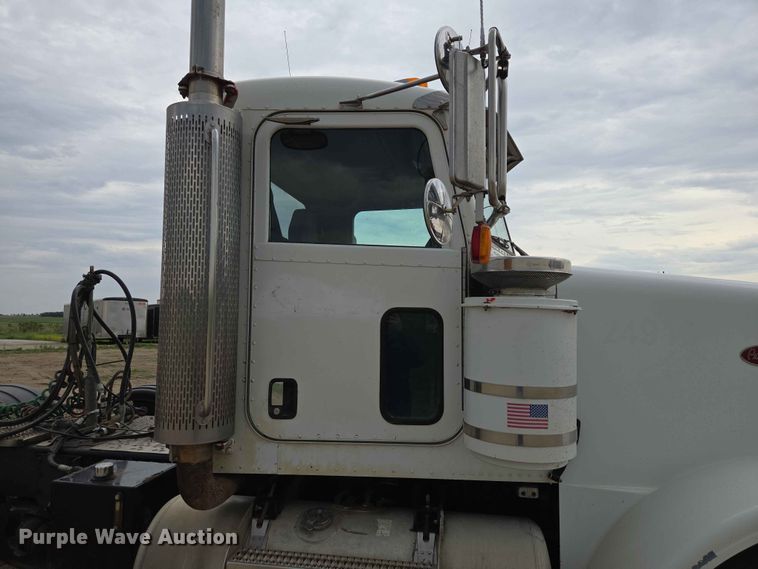 image for item ER1676 2006 Peterbilt 378 semi truck