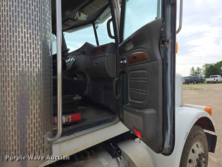 image for item ER1676 2006 Peterbilt 378 semi truck