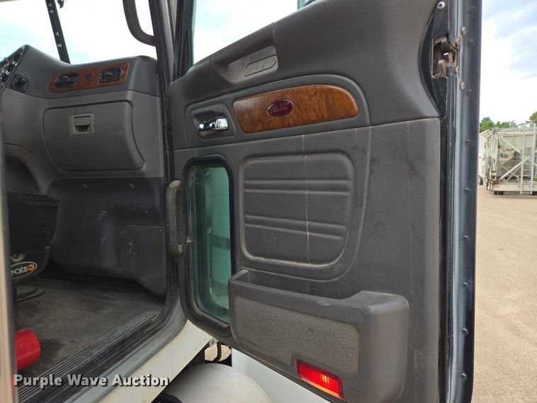 image for item ER1676 2006 Peterbilt 378 semi truck