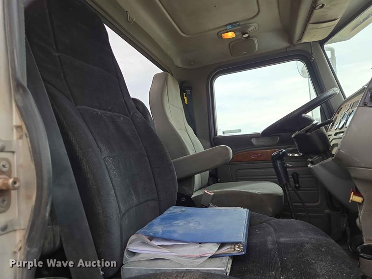 image for item ER1676 2006 Peterbilt 378 semi truck