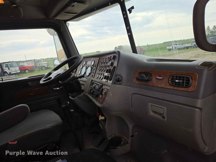 image for item ER1676 2006 Peterbilt 378 semi truck