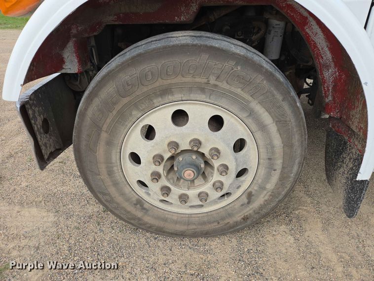 image for item ER1676 2006 Peterbilt 378 semi truck