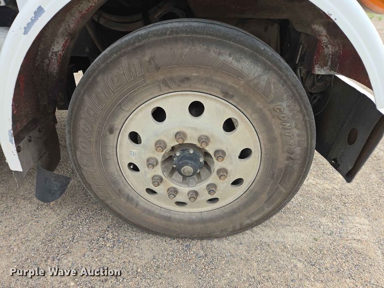 image for item ER1676 2006 Peterbilt 378 semi truck