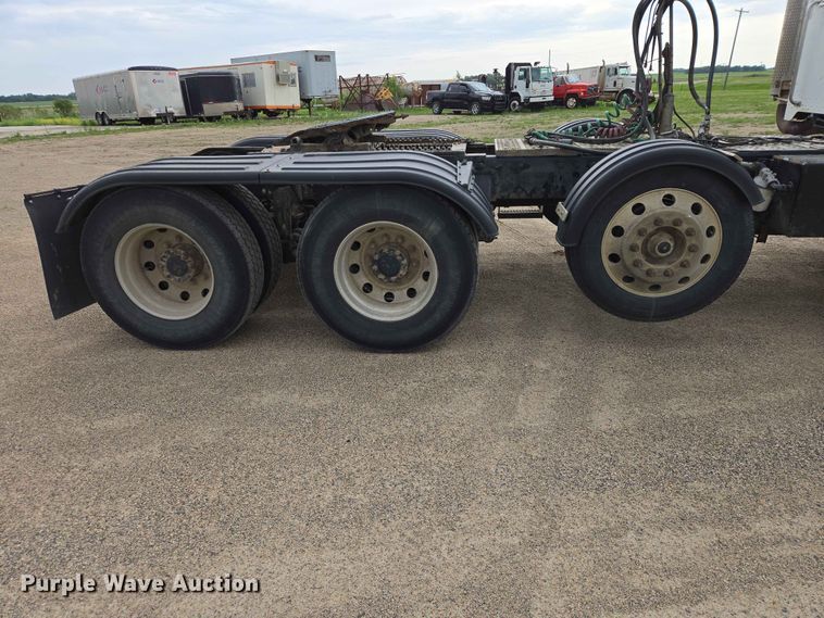image for item ER1676 2006 Peterbilt 378 semi truck