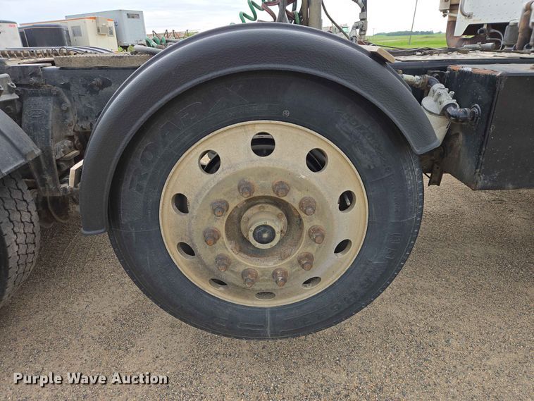 image for item ER1676 2006 Peterbilt 378 semi truck