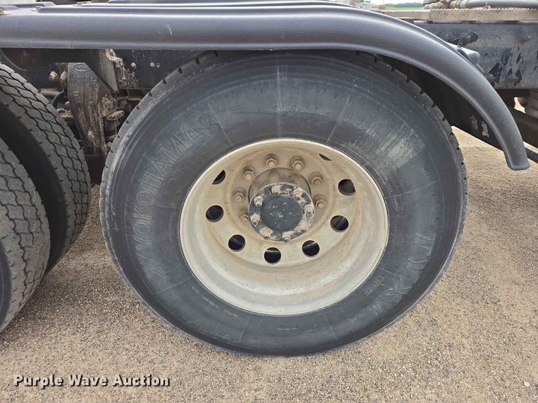 image for item ER1676 2006 Peterbilt 378 semi truck