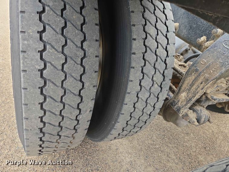 image for item ER1676 2006 Peterbilt 378 semi truck