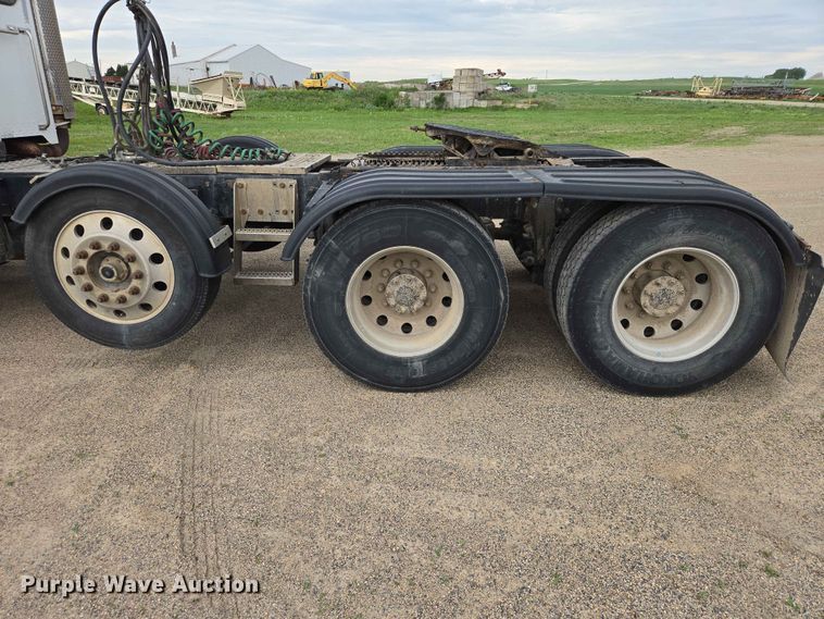 image for item ER1676 2006 Peterbilt 378 semi truck