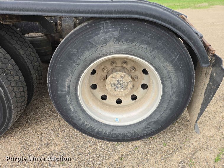 image for item ER1676 2006 Peterbilt 378 semi truck