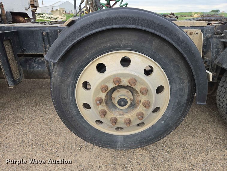image for item ER1676 2006 Peterbilt 378 semi truck