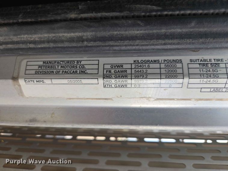image for item ER1676 2006 Peterbilt 378 semi truck