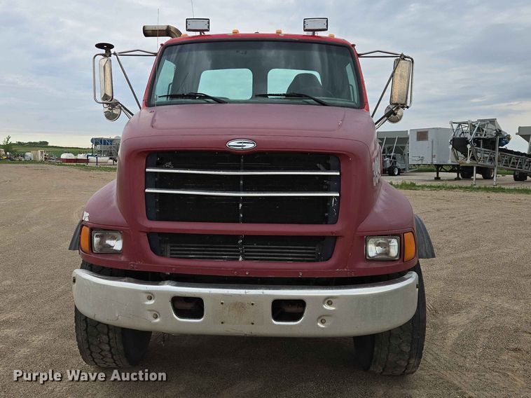 image for item ER1677 2000 Sterling L9500 truck cab and chassis