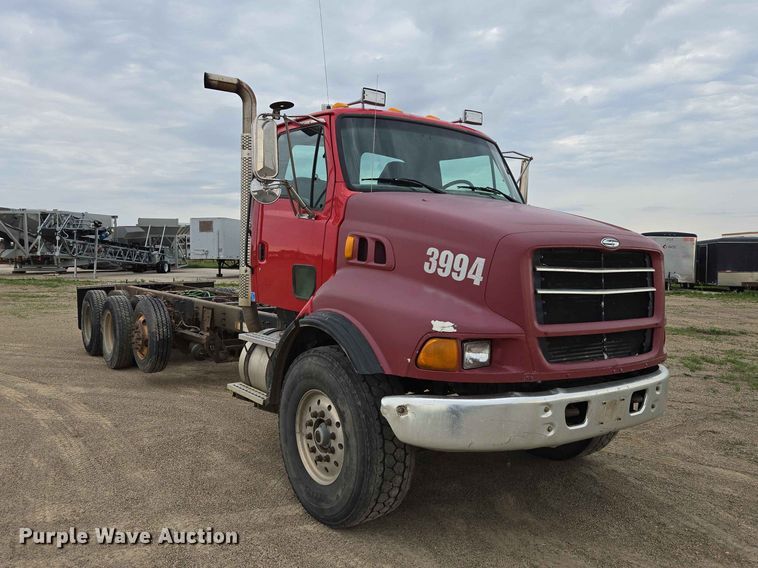 image for item ER1677 2000 Sterling L9500 truck cab and chassis