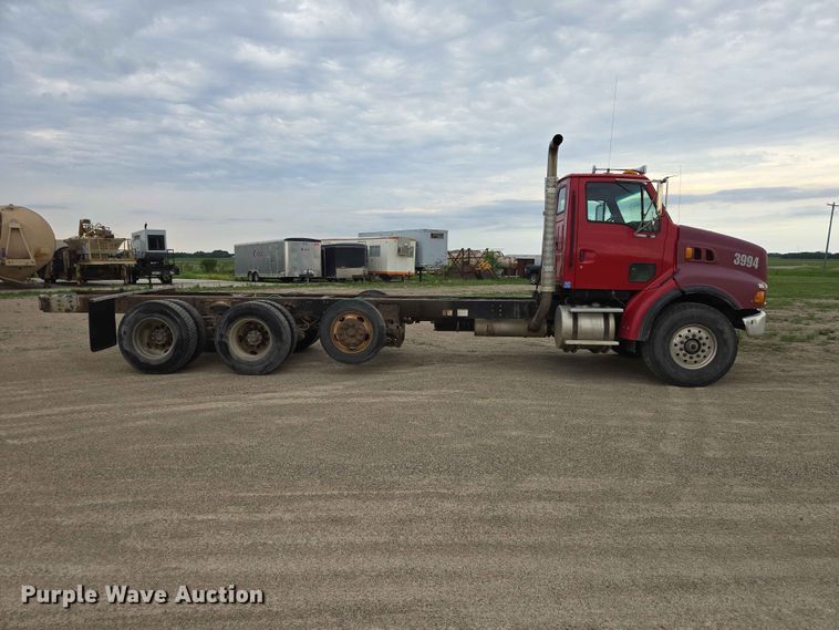 image for item ER1677 2000 Sterling L9500 truck cab and chassis