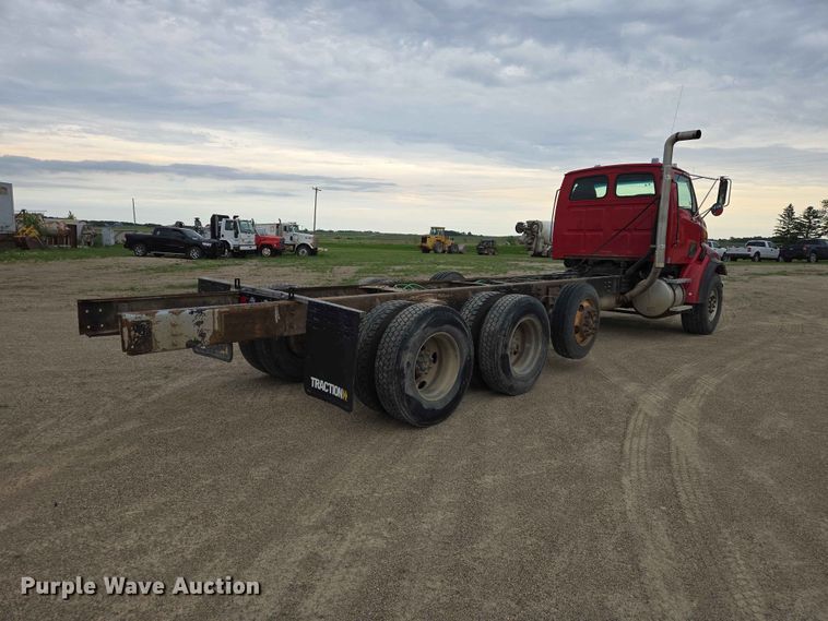 image for item ER1677 2000 Sterling L9500 truck cab and chassis