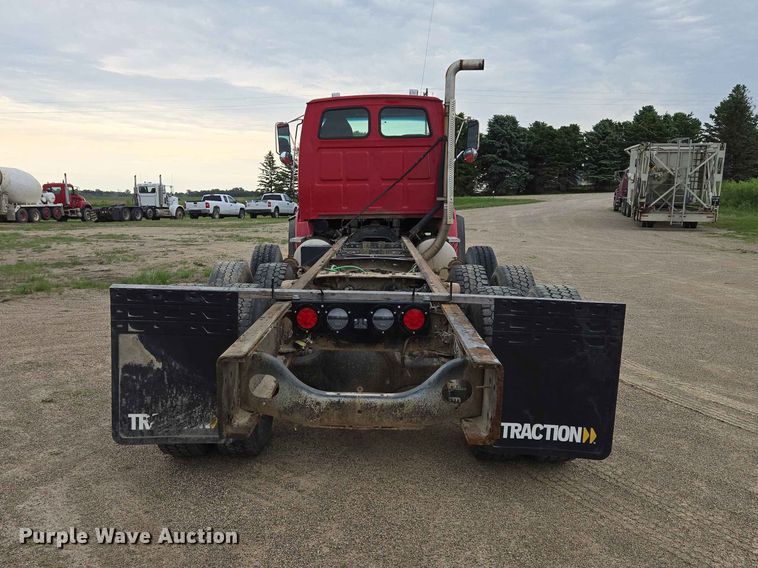 image for item ER1677 2000 Sterling L9500 truck cab and chassis