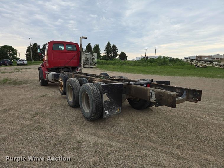 image for item ER1677 2000 Sterling L9500 truck cab and chassis