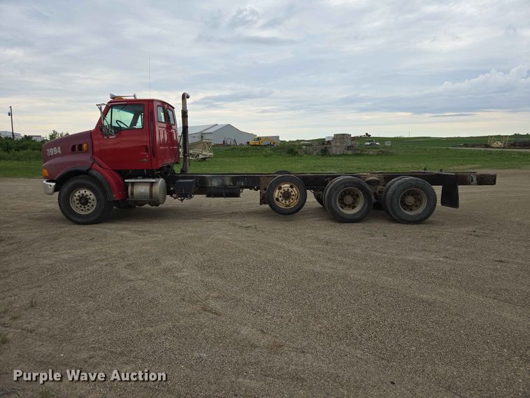 image for item ER1677 2000 Sterling L9500 truck cab and chassis
