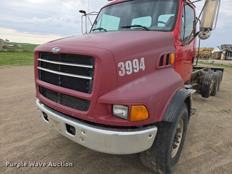 image for item ER1677 2000 Sterling L9500 truck cab and chassis