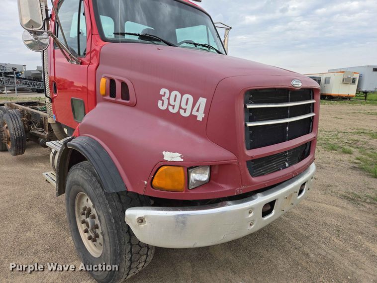 image for item ER1677 2000 Sterling L9500 truck cab and chassis