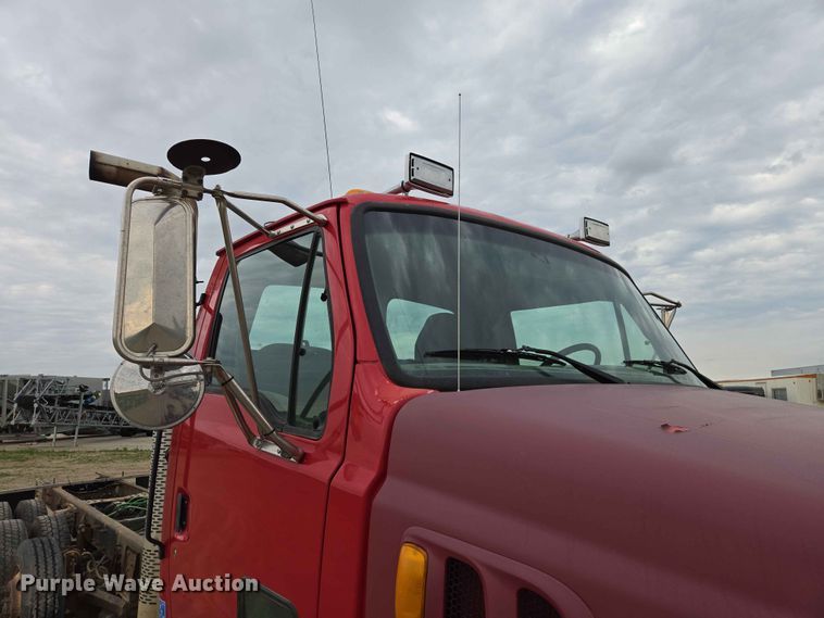 image for item ER1677 2000 Sterling L9500 truck cab and chassis