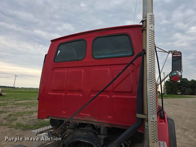 image for item ER1677 2000 Sterling L9500 truck cab and chassis